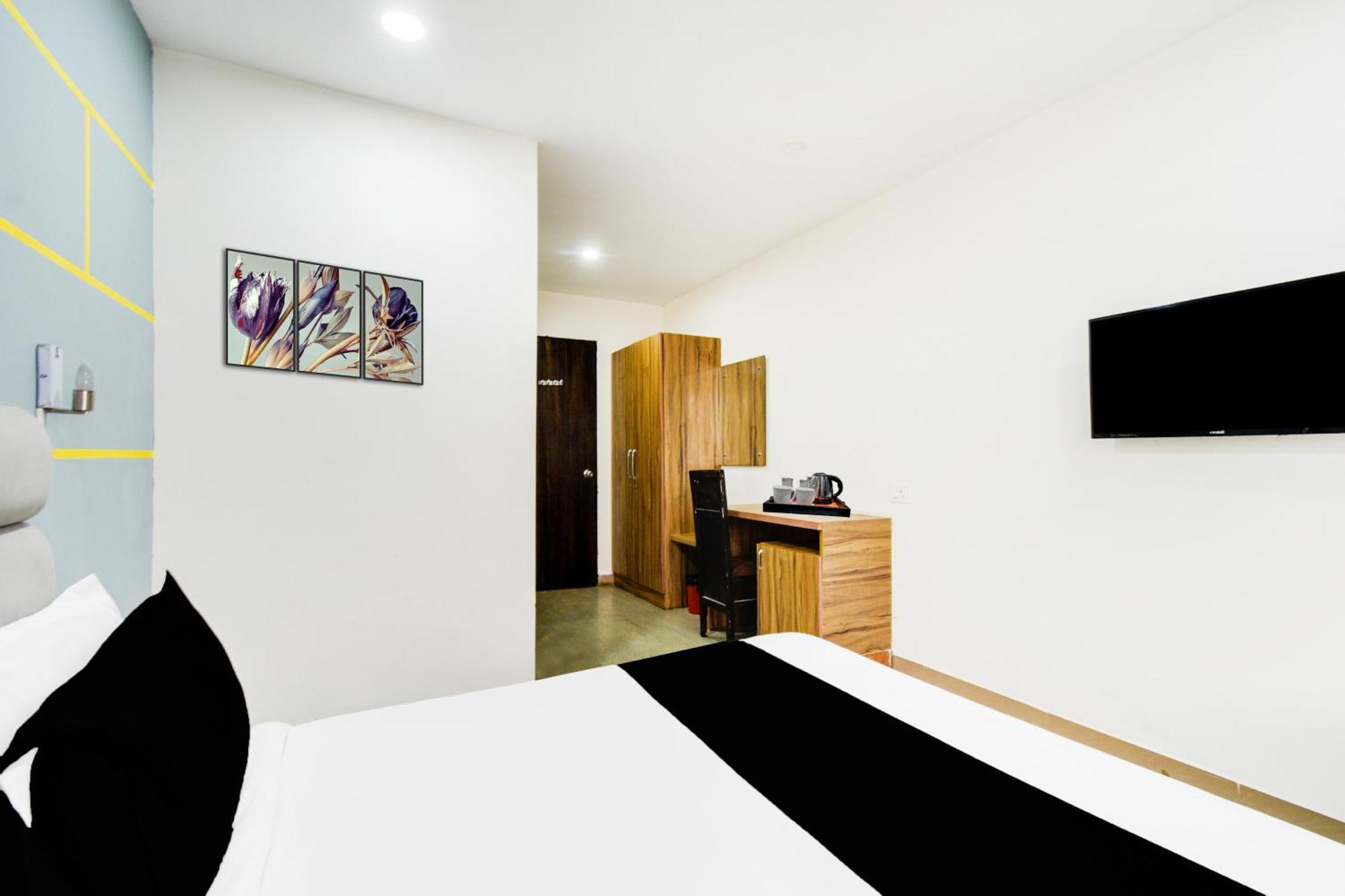 Super Townhouse Madhapur 100 Feet Road Formerly Jkc Grand Hyderabad Exterior foto